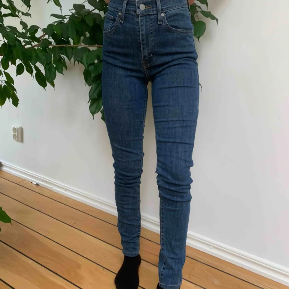 Tighta levi’s jeans i modellen ”Mile high super skinny”. Oanvänt skick, w25 l32. Nypris ligger på 700kr❣️. Jeans & Byxor.