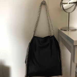 - Jättesnygg nästintill oanvänd väska som rymmer mycket. Nypris:550kr, MITT PRIS:200kr. Man får alltid bildbevis på paketet☺️ Köparen står för frakten💕(frakt tillkommer) 