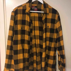  - Vans x independent flanell med dragkedja   Köpte den på hollywood i Stockholm för 750kr   Aldrig använd