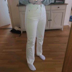  - Sprillans nya jeans från WEEKDAY i den populära modellen ROW. Aldrig använda eftersom jag köpte fel storlek. Inga märken. Skriv om du har frågor! Frakt tillkommer
