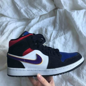  - Jordans i coola färger. Jag har normalt 38/39 i storlek men dessa passar ändå bra på mig. Inga skråmor. Frakt tillkommer