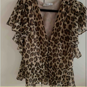 Leopard topp - Säljer en supersöt men samtidigt lite festligare blus. Älskar modellen och passformen. Har endast använt den vid ett tillfälle. 
