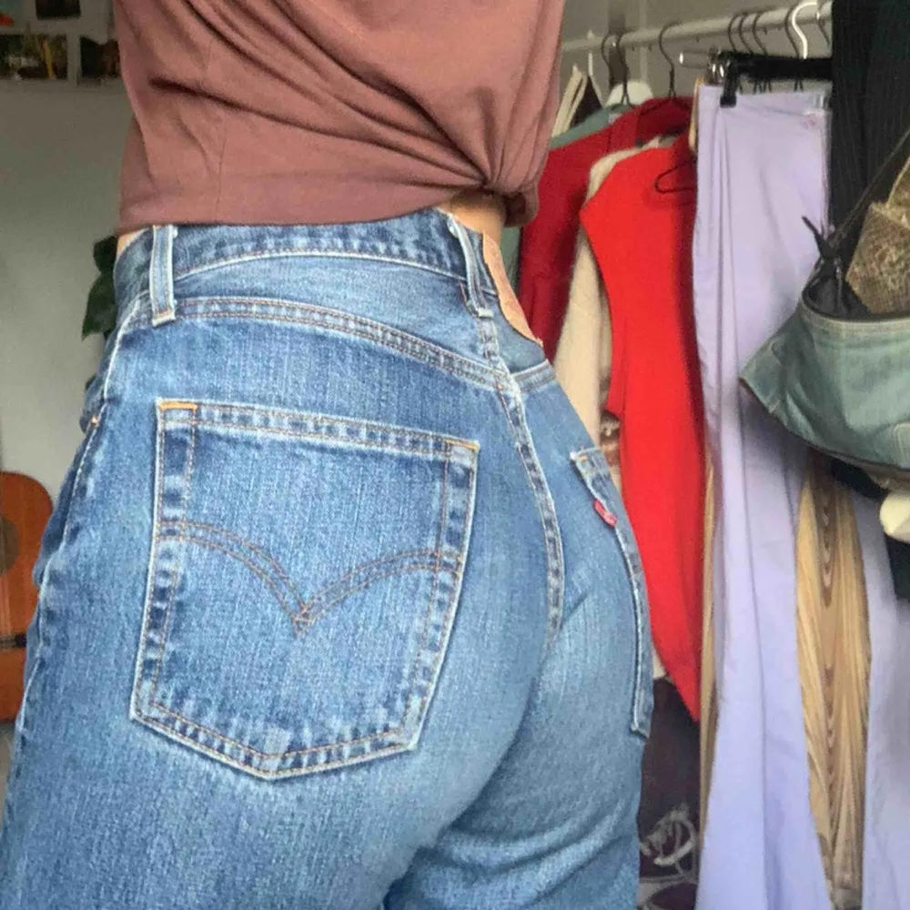 Underbara vintage jeans från Levi’s. I modellen 510, sitter löst på benen men ganska tight på rumpan, lite som mom jeans.  W28 L30  Pga väldigt hög efterfrågan kan man buda på brallorna😇. Jeans & Byxor.