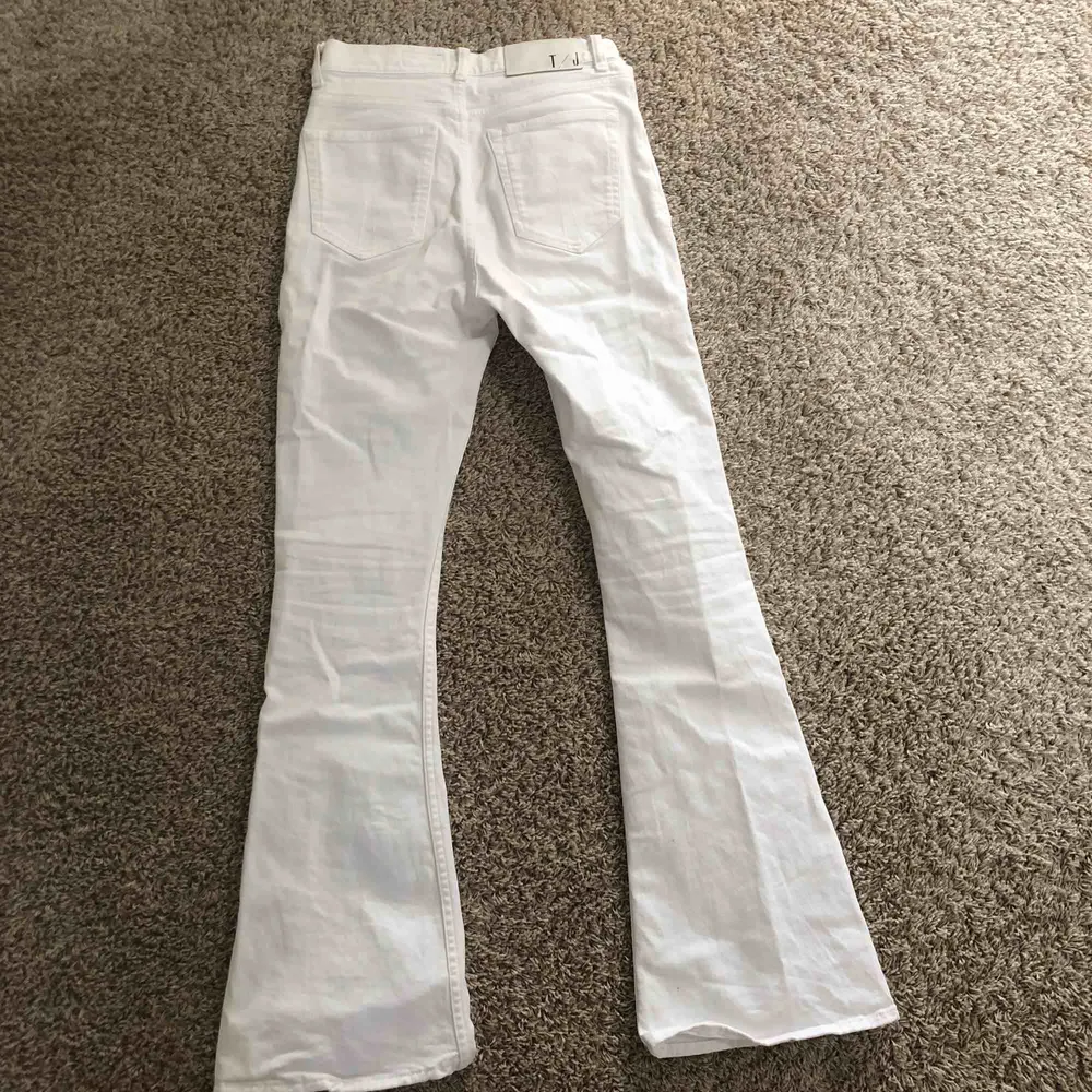 Vita jeans från tiger of Sweden använda en gång jättebra skick frakt tillkommer . Jeans & Byxor.