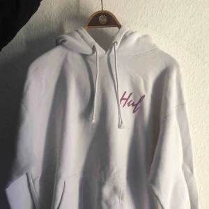  - HUF hoodie, shippas från Danmark till Sverige för 59 kr 🙏