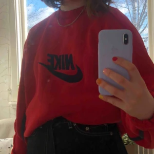  - Världens mysigaste sweatshirt från NIKE, köpt på humana i sommras men säljer för att jag har tröttnat på den. Kan mötas upp i uppsala eller stockholm men annars står köparen för frakt🌼