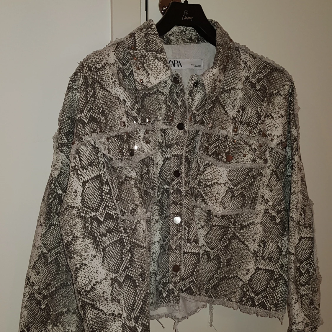 Jeansjacka i snakeprint