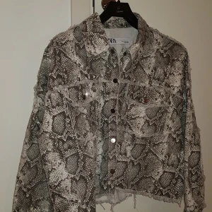 Jeansjacka i snakeprint - SNYGG jacka i jeanstyg från Zara.