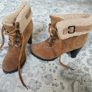 Boots stl. 38-39 - Knappt använda. Storlek 40 MEN väldigt små i storlek. Är själv en 38 1/2 och passar bra! Köpt från Yesstyle 2017.