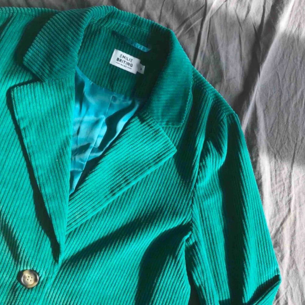 Säljer denna as snygga kavajen från NAKD! I str 34 men passar mig som är 36! Man kan ha den över en hoodie eller bara kavajen! Frakten ligger på 60kr! Nypris: 500kr Mitt pris: 160kr! 💖⭐️💖⭐️💖Meddela mig vid eventuella frågor/fler bilder 🧚🏼✨🧚🏼✨🧚🏼✨. Kostymer.