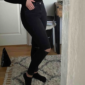  - Fina svarta jeans med hål på knäna från BikBok, de har ett litet hål på sidan som syns på andra bilden, men de är lätt att fixa. I övrigt är dom i jättebra skick!