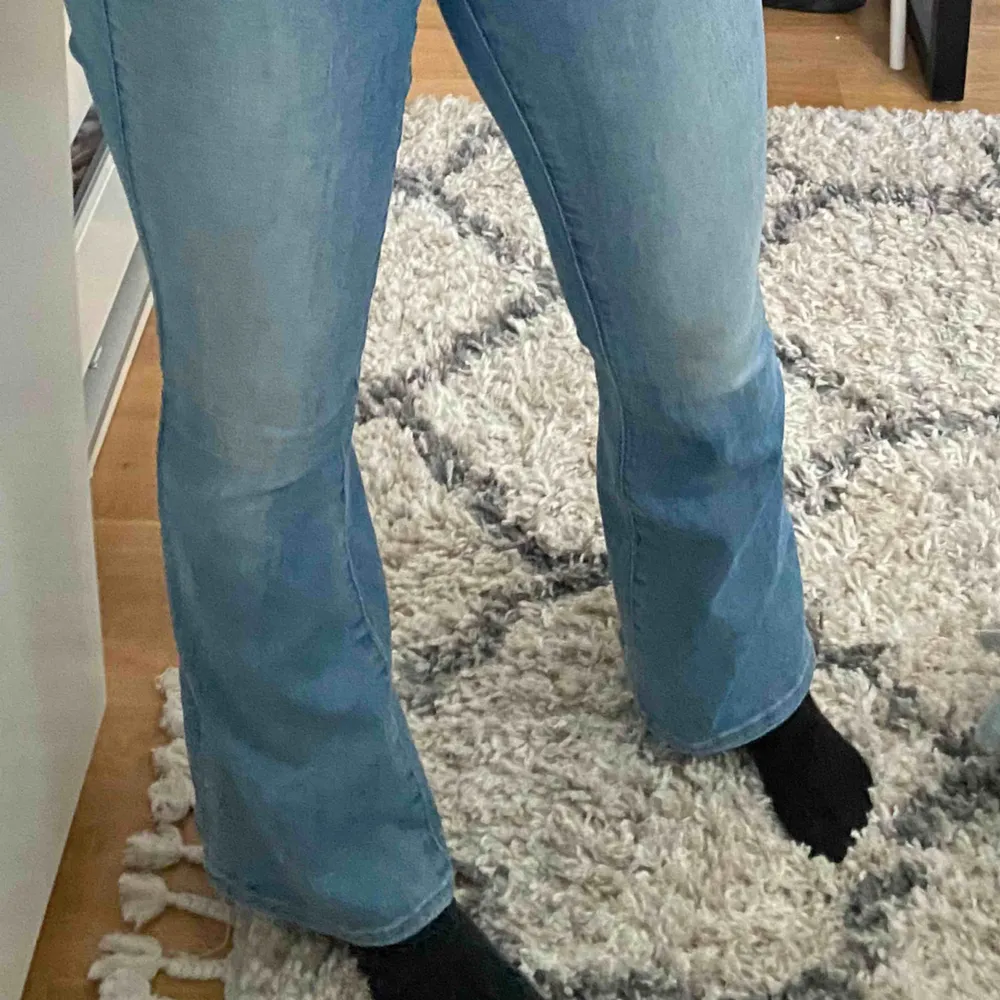 Jättefina bootcut jeans, sitter sjukt fint men säljer då jag inte får användning av dom. Köpta på zalando(märke är oklart) för 600 och är nästan som nya, bara använda en gång.. Jeans & Byxor.