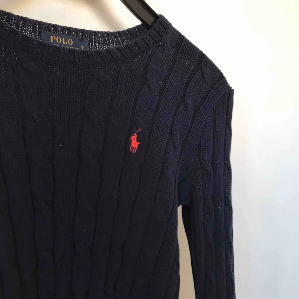 En fin marinblå Ralph Lauren tröja🙌🏼 Knappt använd så är så gott som ny✨. Tröjor & Koftor.
