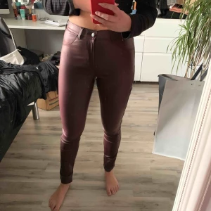  - Skinnbyxor från drdenim i storlek L men passar även mig som är S/M i storlek annars, färgen är vinröd och är tajta hela vägen! Felfria och ser helt nya ut!! Tillkommer frakt på 63kr