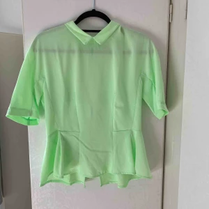  - Neon grön blus från H&M. Storlek 40 men passar även mig som är storlek 36 fast då lite Oversized. Vid frakt står köparen för fraktkostnaden. Använd ett fåtal gånger.