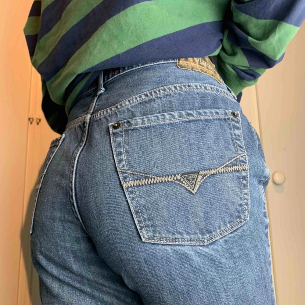 Ovanliga mörkblå vintage Guess jeans i storlek 31X32. Fint skick. Modellen heter ”slim straight” . Jeans & Byxor.