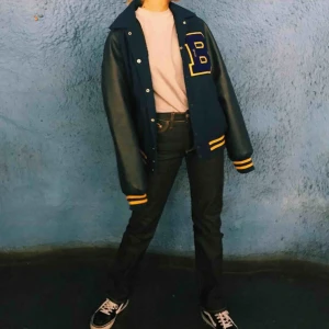  - Väldigt snygg vintage varsity jacka! Den är i mycket gott skick då den ser helt oanvänd ut🥰 Köparen står för frakt. Inga returer.