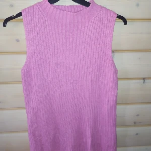 Rosa linne med halv polo - Stickat, ok skick, med liten polo krage, sitter fint!