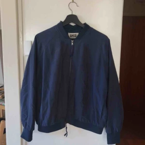  - Klassisk bomberjacka från weekday. Blir snyggt oversized för någon med storlek S-M. Kan fraktas!
