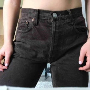  - Bruna Levis W32 (Passar S). Längden på byxorna är förkortade så att de passar  ca 157-165cm . Mycket sköna används dock för sällan. 🔥Diggar Swish 😎No refunds 🙏🏻Kan mötas upp i Malmö 🤙Frakt tillkommer 79kr 🔥