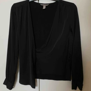 Omlott topp - Jättefin omlott topp från H&M, den är endast använd 1 gång då den var för liten för mig. 