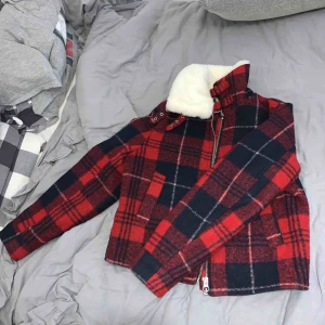  - Snygg rutig vår/höst jacka från Hm. Köpt för 500kr. Använt sparsamt. Köpte den i höstas. Meet up sthlm