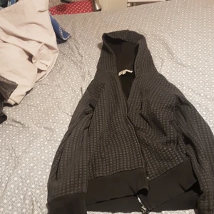 En vanlig tjock tröja  - De här en tjock tröja med grå kvadrater. Köparen betalar frakt.