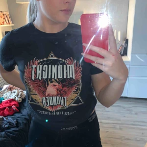  - T-shirt med tryck från Ginatricot i storlek M, bra skick. Tillkommer frakt på 44kr