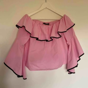  - Supergullig off-shoulder blus från Zara. Storlek L. Skickas spårbart och fraktkostnad på 63kr tillkommer! 💝
