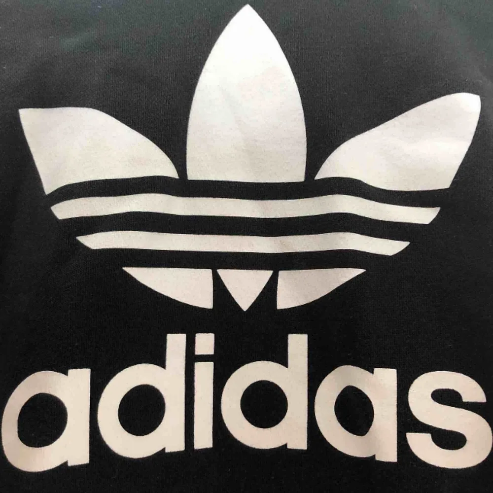 Svart Adidas hoodie, stl XS Original pris: 599 kr           200 kr ink frakt!. Hoodies.