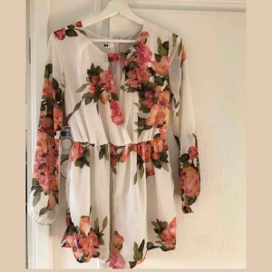  - Playsuit från DM retro, Endast använd fåtal gånger, fint skick, perfekt till sommaren eller skolavslutning osv. 