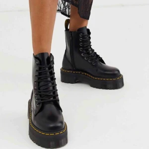  - Söker ett par Dr martens Jadon i st 38!!!!! Hit me up!!💕