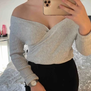  - Jättefin ribbad grå tröja från H&M! Knappt använd vilket är skälet till att jag säljer den! Storlek L men jag har storlek S och ni ser hur den sitter på mig, den passar alltså från storlek S till L! Frakt tillkommer