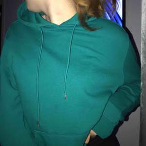 En mörkgrön hoodie från Carlings. Storlek S. Använt några gånger, bra skick! 80kr utan frakt