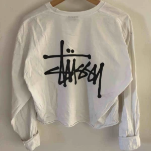  - Croppad Stüssy tröja i storlek L, oversized passform på mig S. Ganska sliten och därpå det billiga priset. Kan mötas upp i Malmö eller frakta mot fraktkostnad 