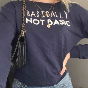  - Shitsnygg croppad långärmad tröja. Marinblå. Köparen står för frakten. 