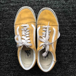  - Säljer mina snygga gula vans, som jag tyvärr aldrig använder längre. Dem är i bra skick förutom att dem har en liten spricka på sidan på ena skon. Jag har kunnat använda dem ändå utan problem ändå, och det går att laga enkelt