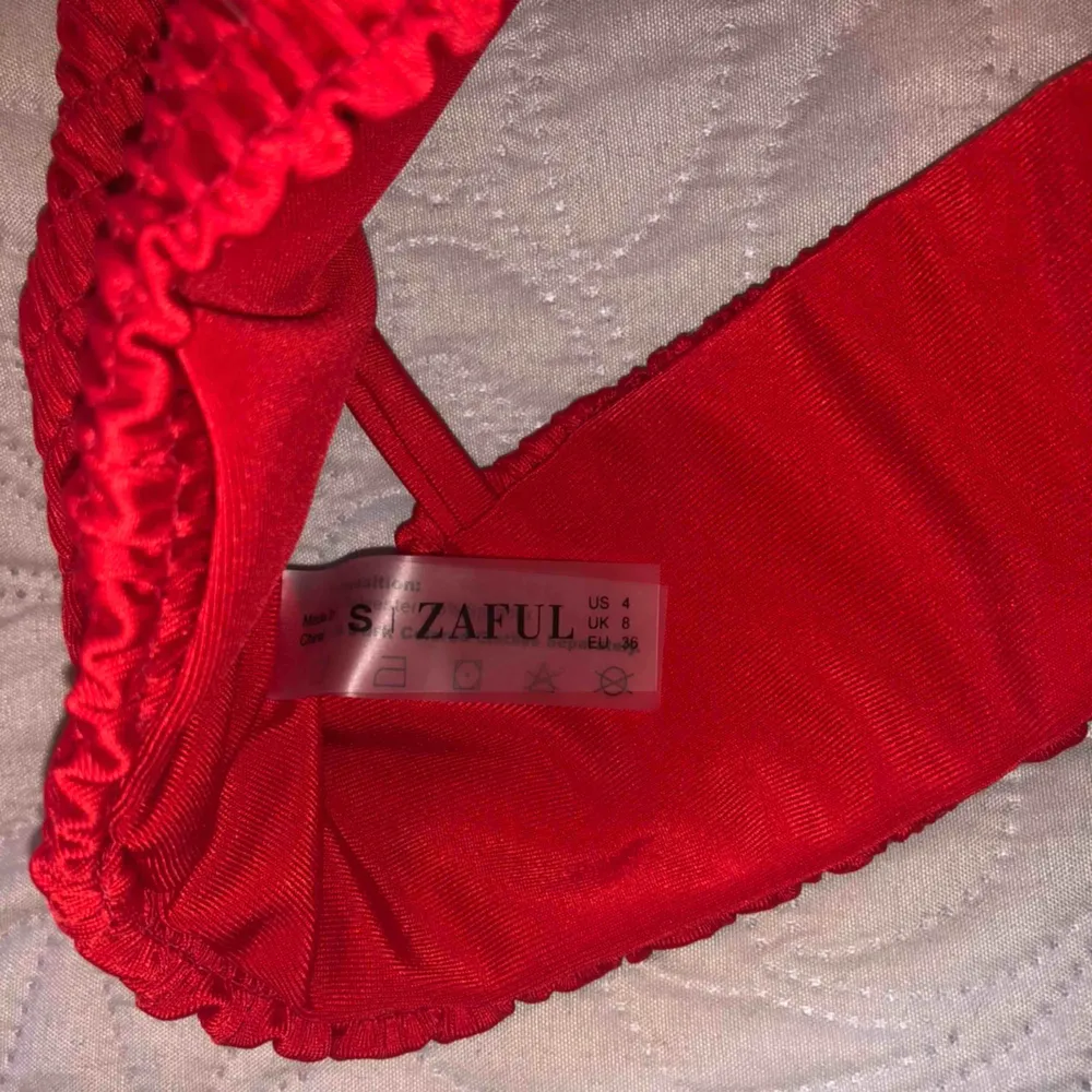 Bikiniöverdel i rött smocked-material från Zaful, aldrig använd med lappen kvar❣️ Storlek S och true to size, frakt ingår!!. Toppar.