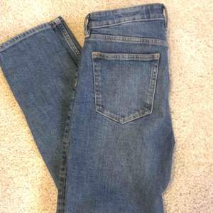Ett par mörkblåa mom-jeans. 100kr+frakt om inte mötas upp på södermalm.💕