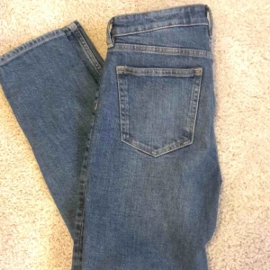  - Ett par mörkblåa mom-jeans. 100kr+frakt om inte mötas upp på södermalm.💕