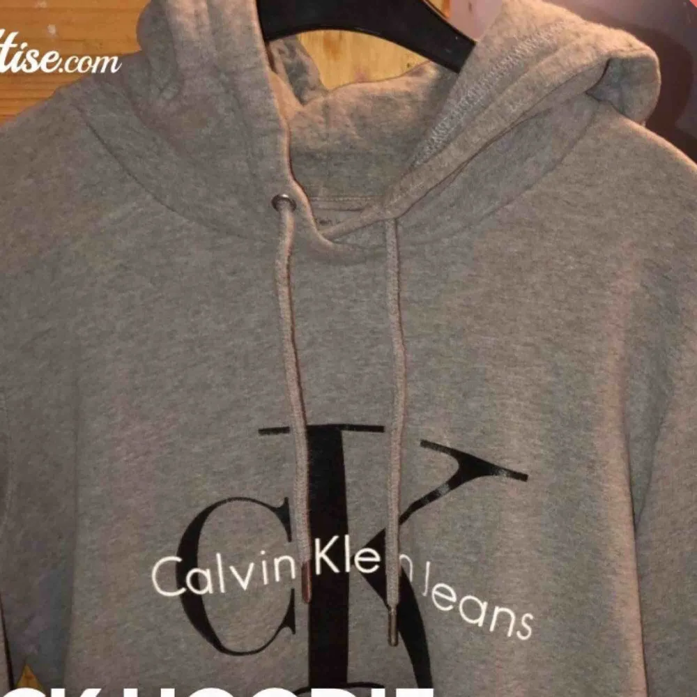 Skit fin Calvin Klein hoodie köpt på Tise (liknande app som Plick) men väljer att sälja den då den köptes åt en vän men inte passade, skriv vid intresse💓. Hoodies.