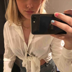  - Säljer denna jätte fina strand skjorta från Nelly med prislappen kvar perfekt till stranden öve en bikini eller bara att ha den till vardags möts up eller så står köparen för frakten💞