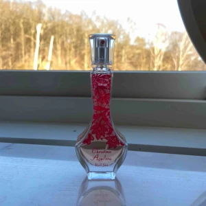  - Christina Aguilera’s parfym Red Sin med doft av rött äpple, kanel, röd cyklamen, röd ingefära, mysk och sandelträ. Jag skulle säga att det är en ”vuxen” rätt stark och fyllig doft med inslag av frukt. 