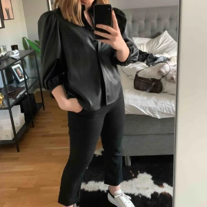  - Säljer min skinnskjorta, köpt på Zara. Aldrig använd och prislappen sitter kvar.  Passar en S också! 