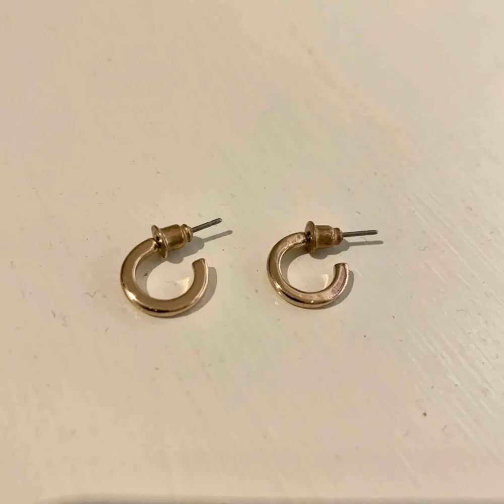 Guldfärgade örhängen ca 1cm i diameter Frakt ingår i priset. Accessoarer.