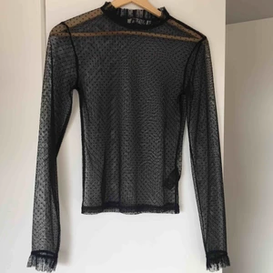  - Supersöt prickig mesh top från NA-KD, oanvänd 