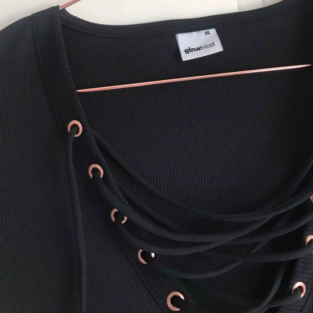 Fin smörad långärmad tröja som är svart med guld detaljer, från ginatricot storlek XS. Toppar.