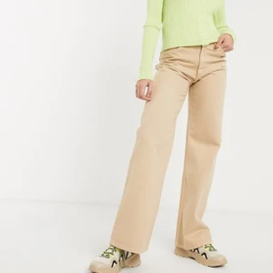 Monki yoko jeans - Säljer dessa populära beiga jeans från Monki i modellen yoko. Knappt använda så bra skick. Säljer för att de tyvärr inte passar längre.