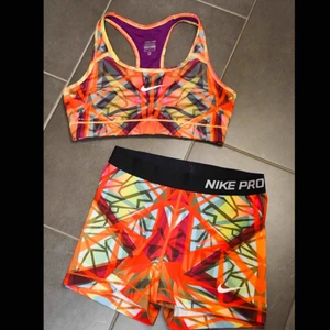  - INTRESSEKOLL. Paketpris- set från NIKE. SÅ FINT MÖNSTER! Passar en SMALL- MEDIUM. 🧘🏼‍♂️ 🏃🏽‍♀️ i träningsmaterial- men går att matcha snyggt i sommar till en oversized vit skjorta och vita birkenstock. 