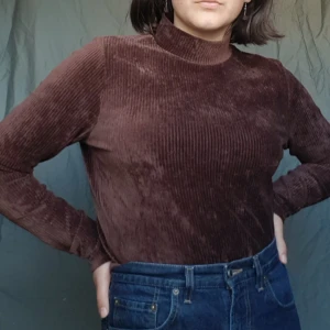  - Brun tröja från zara (tror jag) som egentligen är i stlk L. Snygg att ha under tisha/annan tröja så kragen tittar fram. Passar som på bilden på mig som e M. Färgen är som på första bilden.  🥾🙈🦱👜👞🐒🐂🐻    Swish, kan mötas upp i Malmö eller så står köparen för frakten